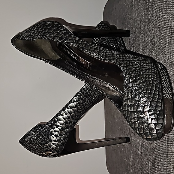 BCBGMaxAzria Willoe Gunmetal Snakeprint Heels Size 7 - Picture 9 of 12